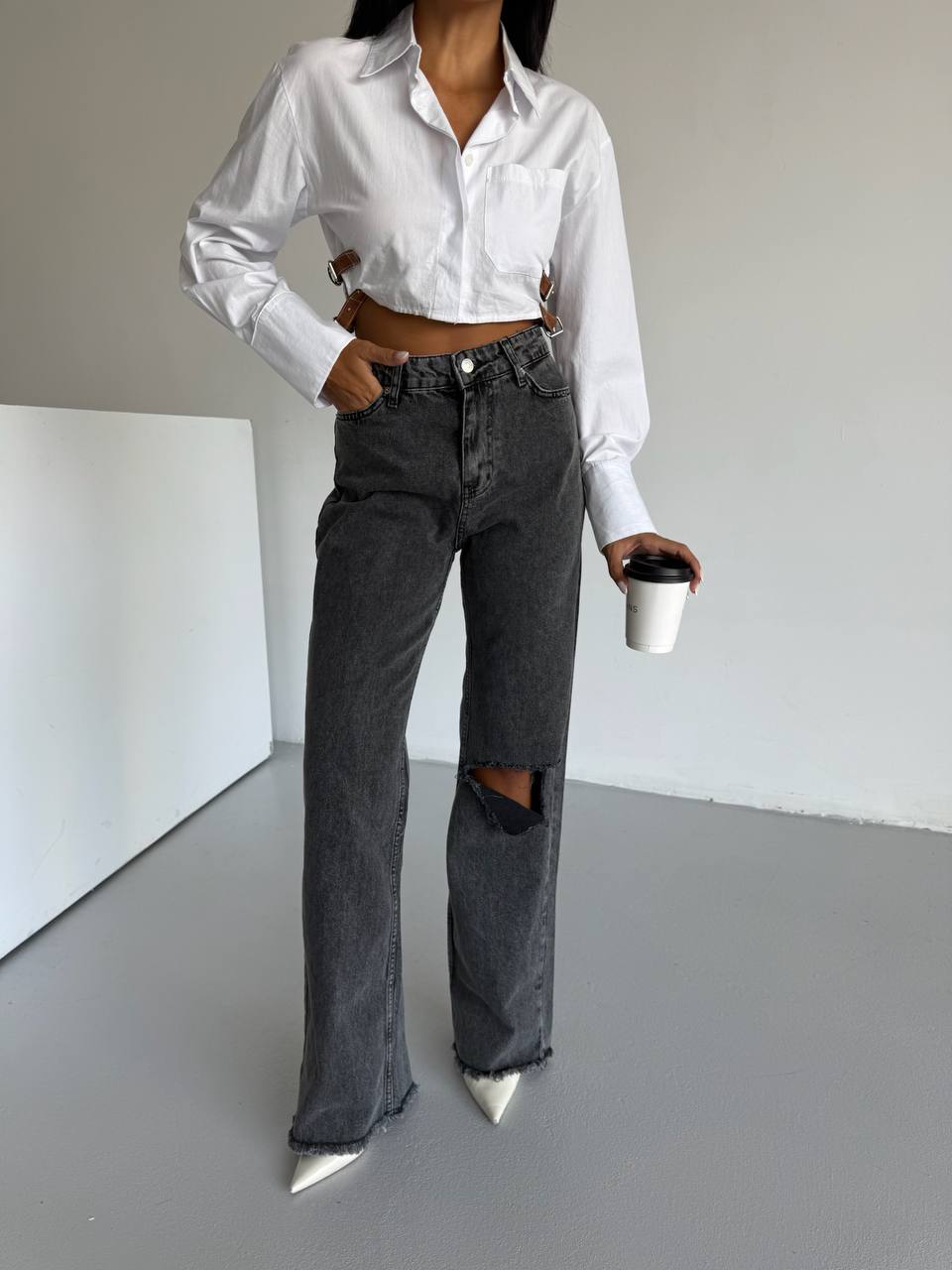 Išblukusios juodos spalvos džinsai