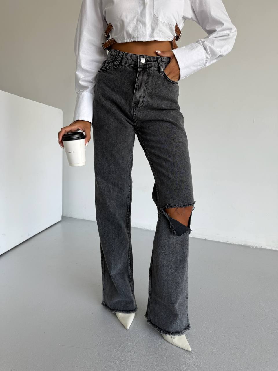 Išblukusios juodos spalvos džinsai