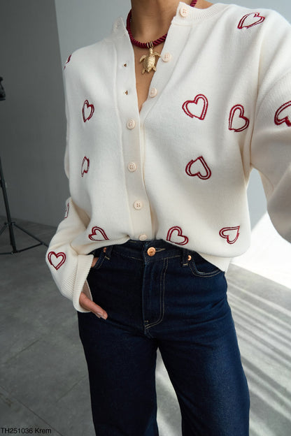 Megztukas su siuvinėtomis širdelėmis