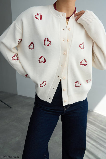 Megztukas su siuvinėtomis širdelėmis