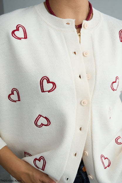 Megztukas su siuvinėtomis širdelėmis