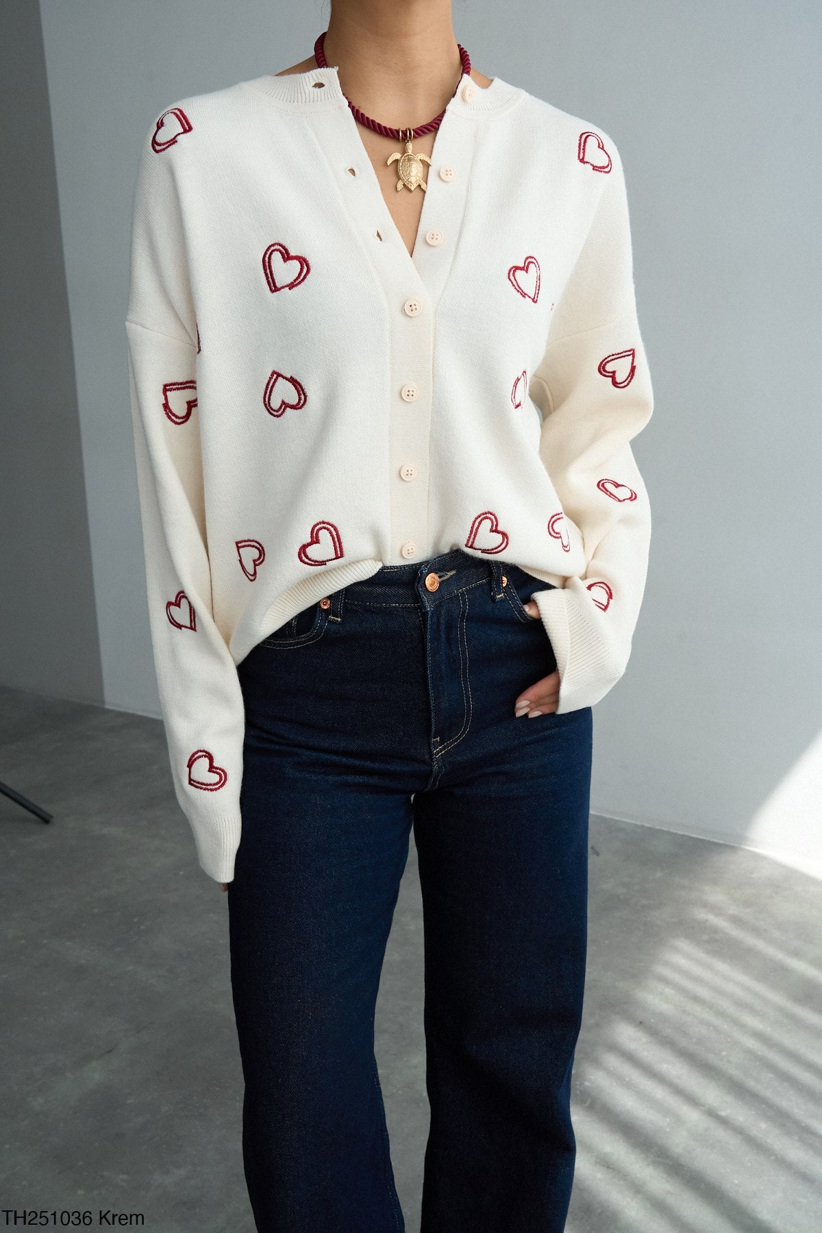 Megztukas su siuvinėtomis širdelėmis