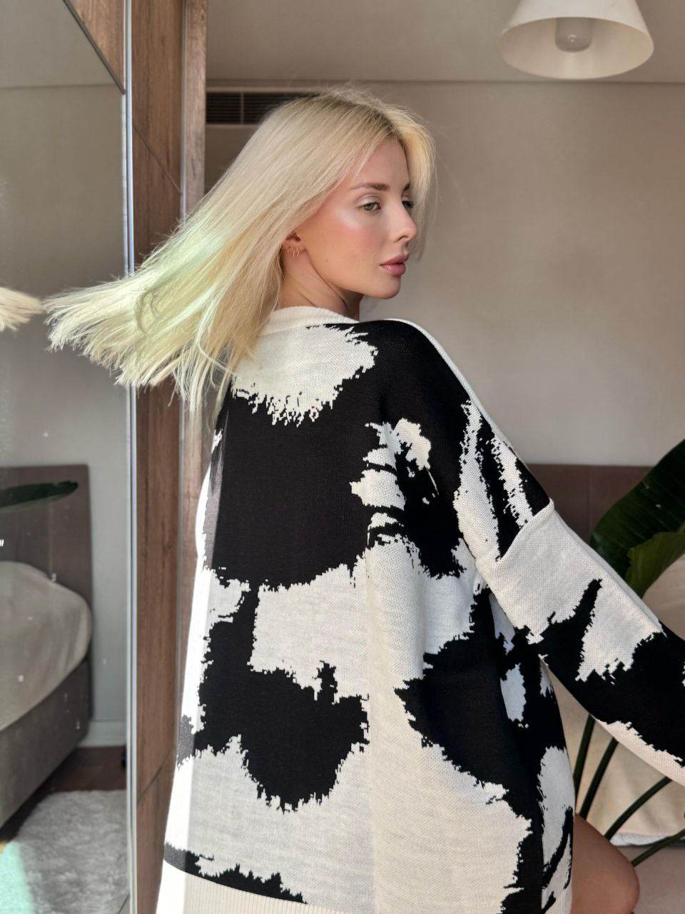 Oversize megztinis (juoda/balta)